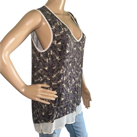 Lee Feather Print Sleeveless Blouse with Back Zip Size Large - Picture 3 of 8